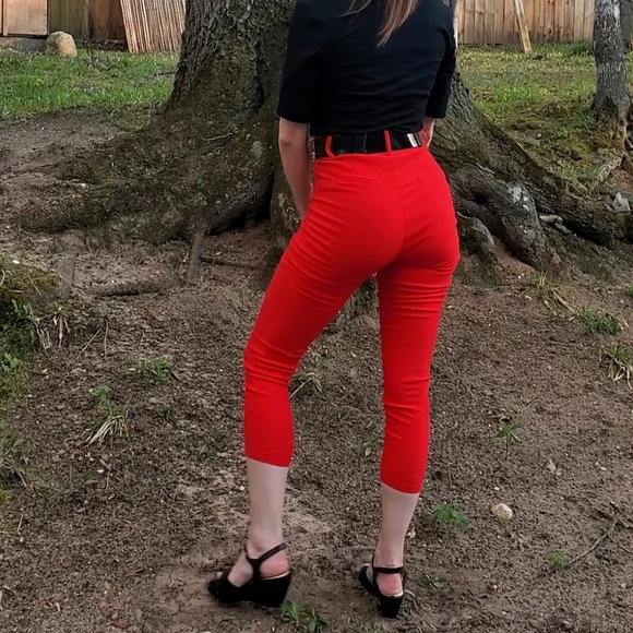 Tatyana Luisa Capri in Pinup Red - Picture 2 of 3